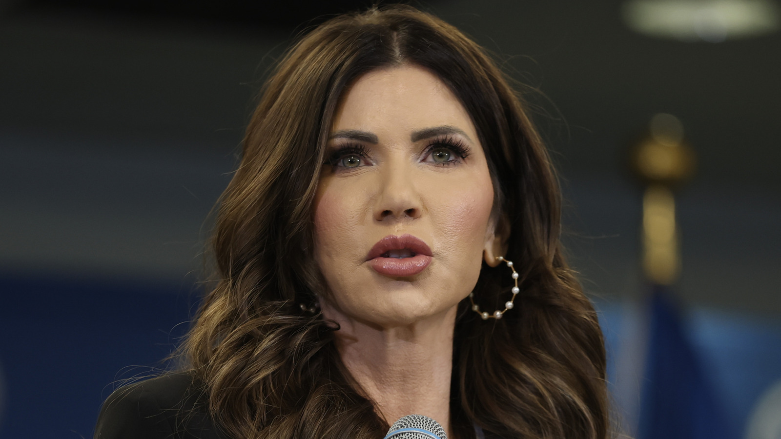 Fotos de Kristi Noem que hacen innegable su ceguera de cejas