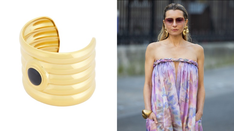 Un brazalete de oro único y artístico perfecto para la primavera de 2026 y una mujer con aretes y pulsera de oro únicos.