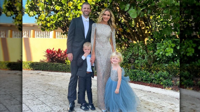 Lara Trump posa con su esposo Eric y sus dos hijos antes de la boda de Tiffany Trump