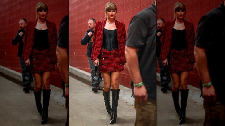 Taylor Swift luciendo un conjunto de cuadros con botas