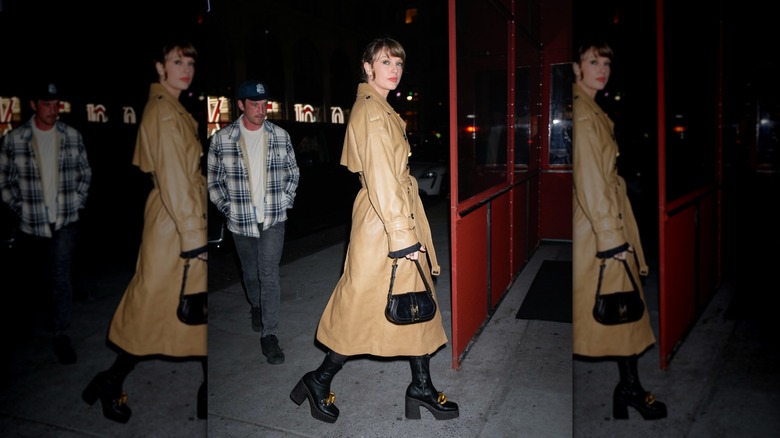 Taylor Swift luciendo una gabardina color canela con botas de plataforma