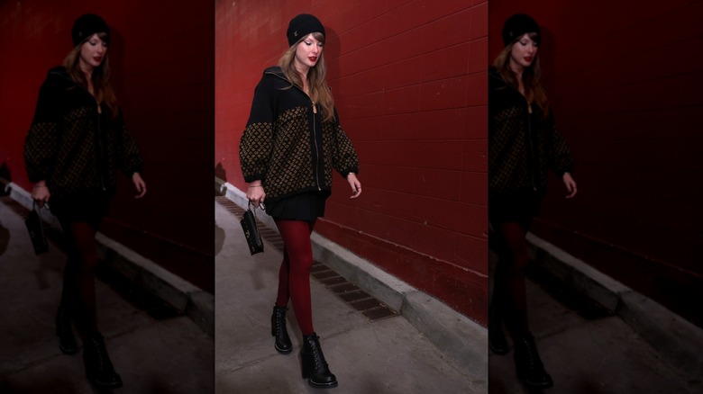 Taylor Swift con un conjunto de Louis Vuitton en el fútbol