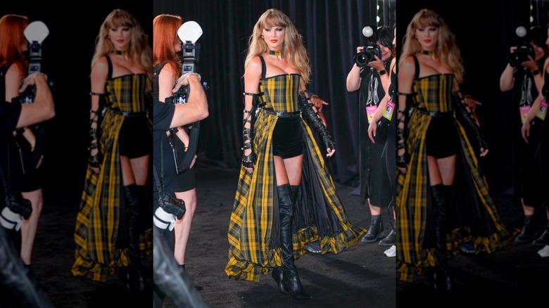 Taylor Swift en los MTV VMA 2024 con pantalones cortos y botas de cuero hasta los muslos
