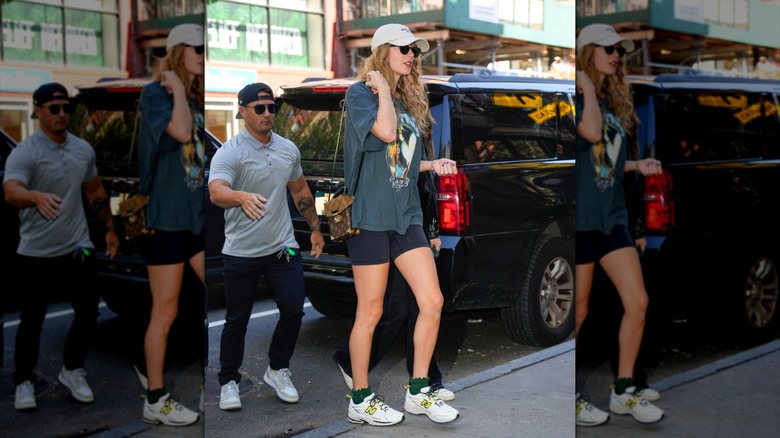Taylor Swift en la calle con gorra de béisbol, camiseta extragrande y pantalones cortos de ciclista