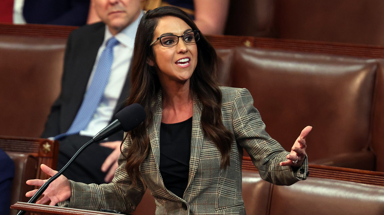 La representante electa Lauren Boebert (R-CO) pronuncia un discurso en la Cámara de Representantes durante el tercer día de las elecciones para presidente de la Cámara en el Capitolio de los Estados Unidos el 5 de enero de 2023.