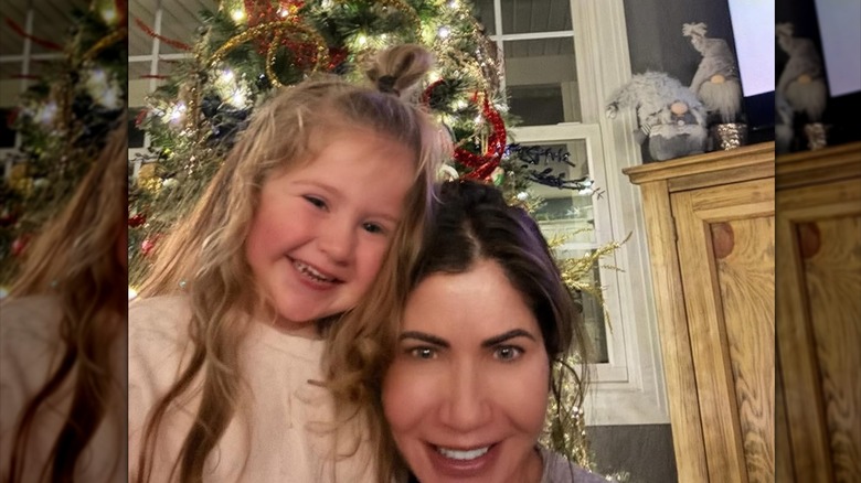 Kristi Noem tomándose una selfie con su nieta sin mucho maquillaje
