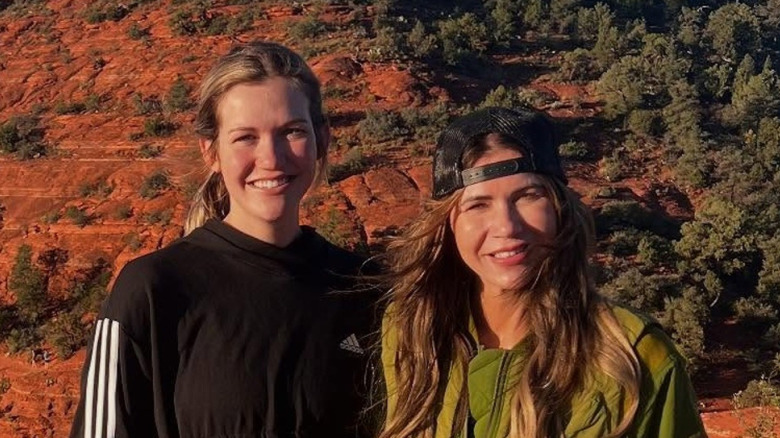 Kristi Noem posa sin maquillaje junto a su hija al aire libre