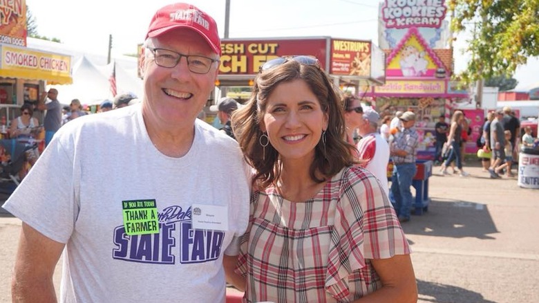 Kristi Noem posando con una fan en la Feria Estatal de Dakota del Sur