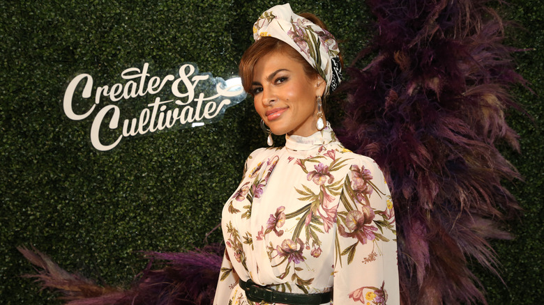 Eva Mendes posando