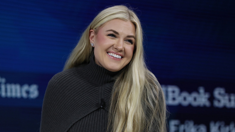 Erika Kirk sonriendo en el escenario durante la Cumbre DealBook del New York Times