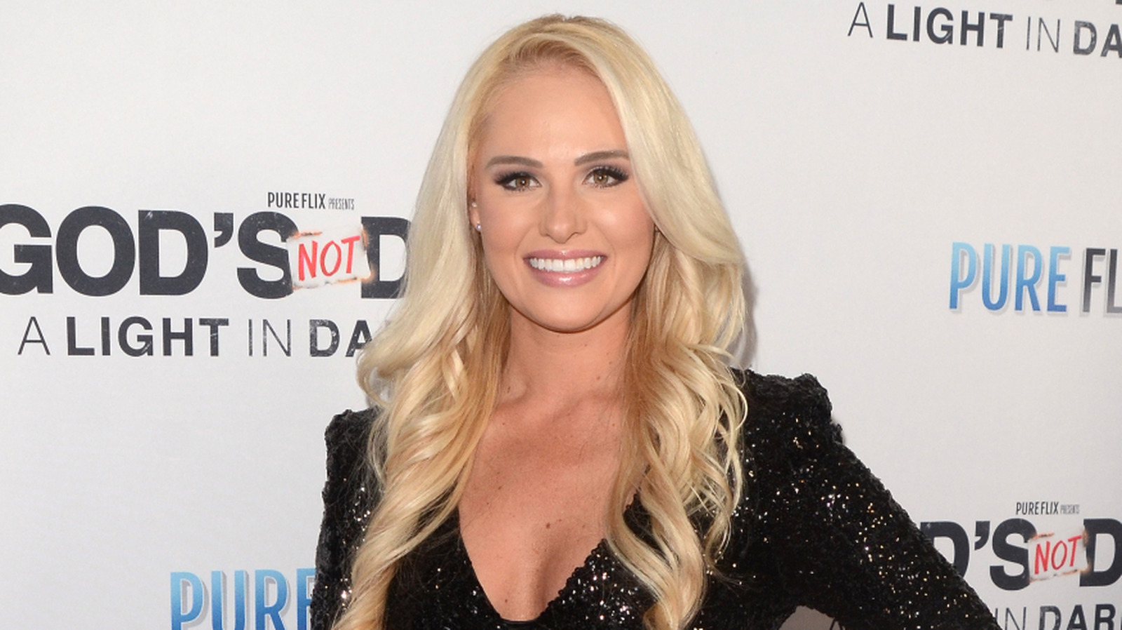 Es increíble ver fotos una al lado de la otra de la transformación del rostro de Tomi Lahren