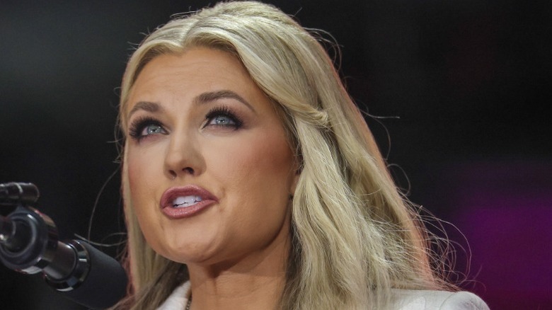 Erika Kirk habla ante la audiencia en el funeral de Charlie Kirk
