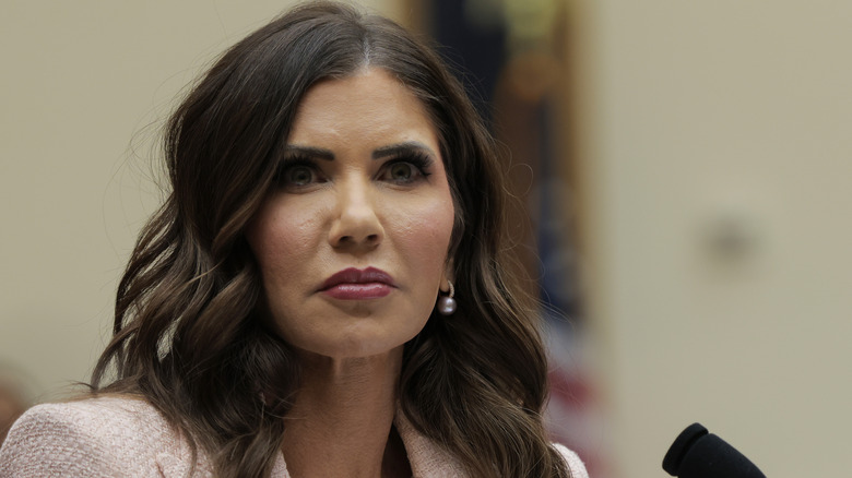 Kristi Noem con una mirada seria en su cara cara testificando ante un Comité Judicial de la Cámara