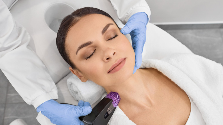 Una mujer recibiendo un tratamiento en el cuello.