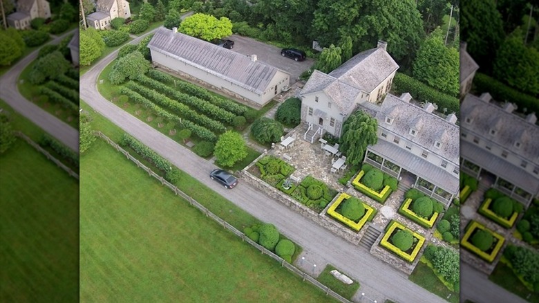 Una toma aérea de la granja de Martha Stewart en Nueva York y el invernadero y los terrenos verdes que la rodean.