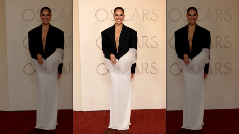 Misty Copeland sonríe para los fotógrafos en la alfombra roja de los Oscar