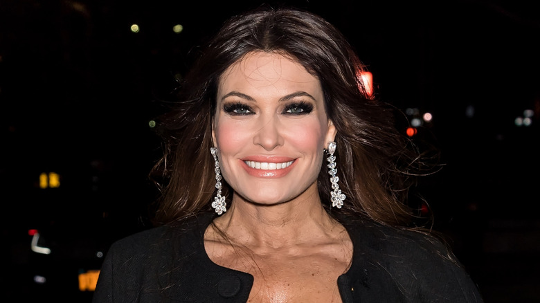 Kimberly Guilfoyle con pendientes colgantes