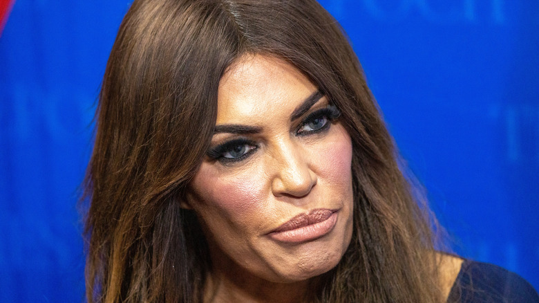 Kimberly Guilfoyle con pelo liso
