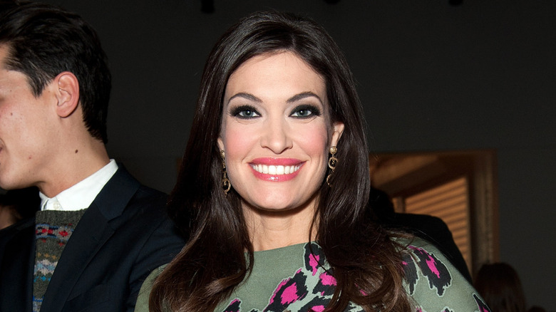 Kimberly Guilfoyle con ojos ahumados y labios de color rosa brillante