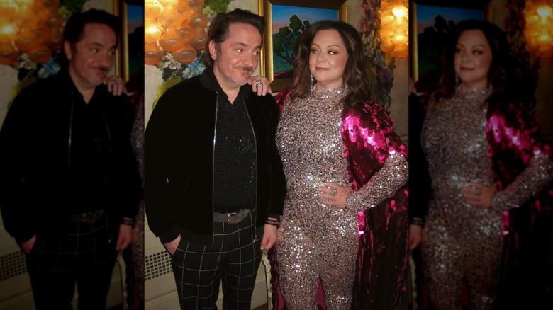 Ben Falcone y Melissa McCarthy posan para una foto