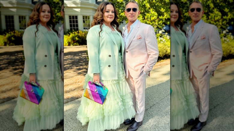 Melissa McCarthy y Adam Shankman posan para una foto juntos