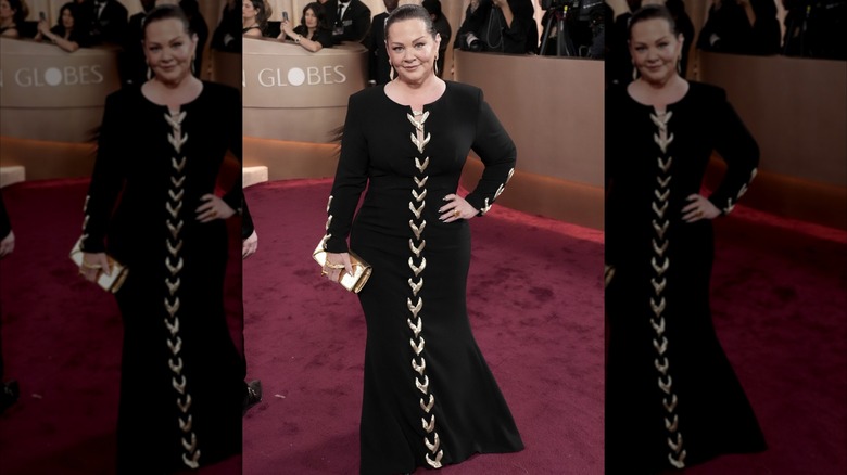 Melissa McCarthy camina por la alfombra roja de los Globos de Oro 2026