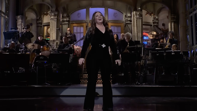 Melissa McCarthy realiza su monólogo mientras presenta 