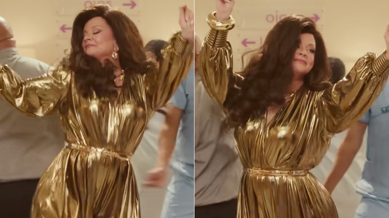 Melissa McCarthy baila en un comercial de elf Cosmetics