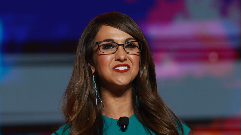 Lauren Boebert con lápiz labial rojo