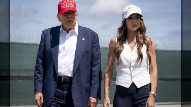 Donald Trump y Kristi Noem, con gorra MAGA