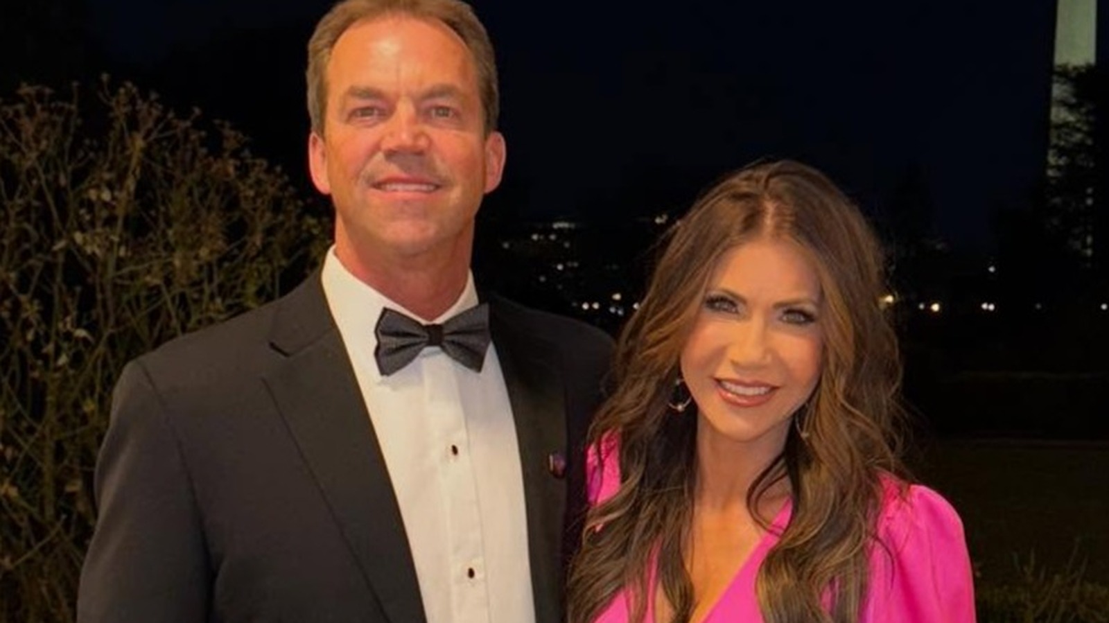 Kristi Noem cometió el mismo crimen de moda dos veces con un vestido hinchado en diferentes colores