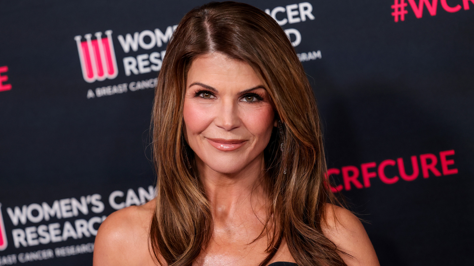 Las fotos de antes y después de Lori Loughlin podrían indicar que no es ajena a los ajustes cosméticos