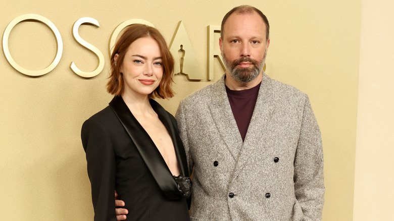 Emma Stone y Yorgos Lanthimos posando