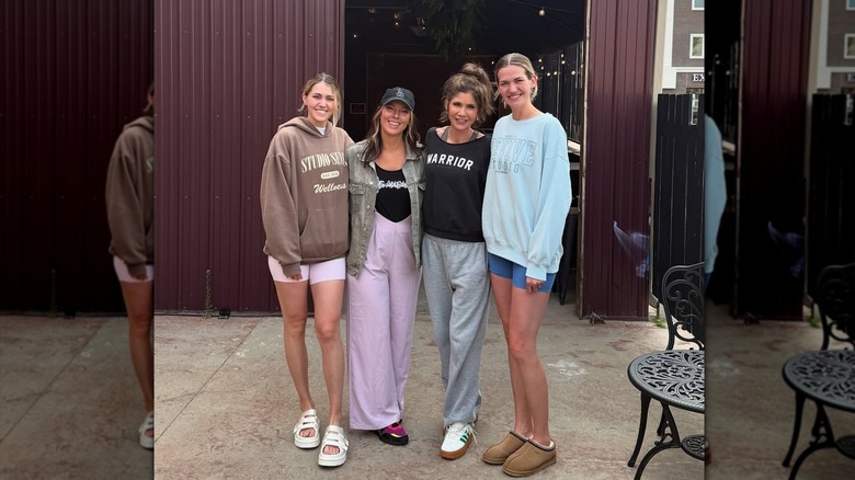 Kristi Noem luciendo sudaderas con zapatillas deportivas y el pelo recogido en un moño desordenado