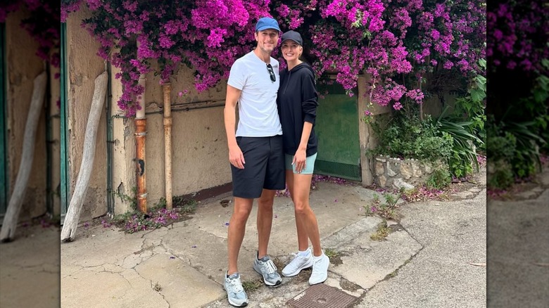 Ivanka Trump posa con pantalones cortos de ciclista y una sudadera con capucha con Jared Kushner