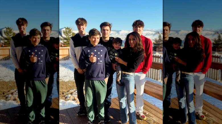 Lauren Boebert con jeans y cárdigan posando con sus hijos