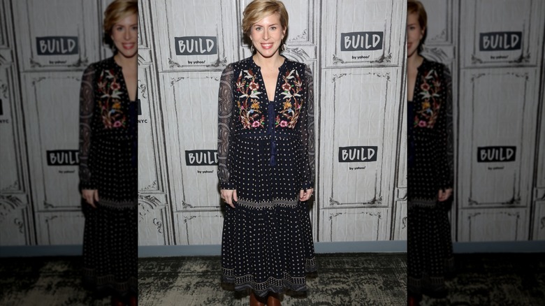 Erin Napier con un vestido negro estampado
