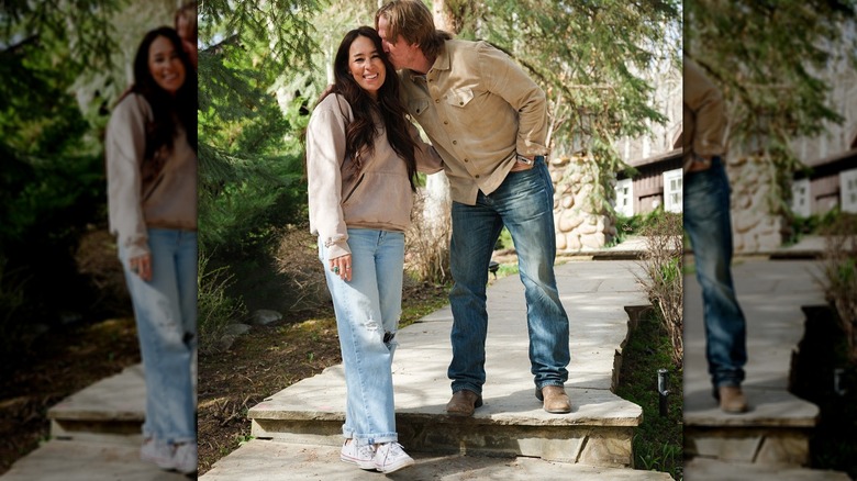 Chip Gaines besando a Joanna Gaines