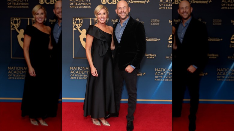 Jenny y Dave Marrs vistiendo trajes negros
