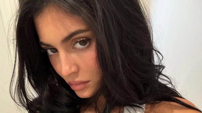 Kyie Jenner con un look glamuroso y discreto y un top corto blanco