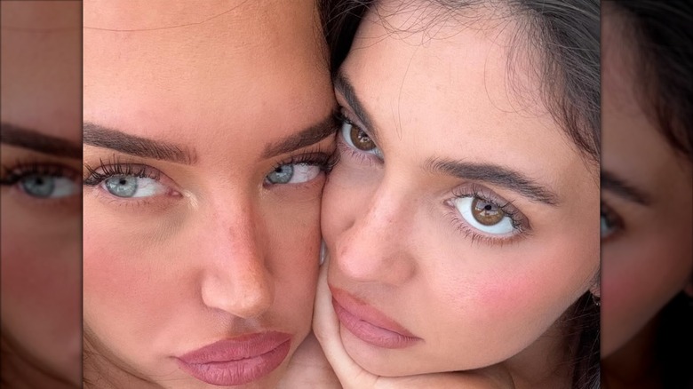 Kylie Jenner sin apenas maquillaje posa con Anastasia Karanikolaou