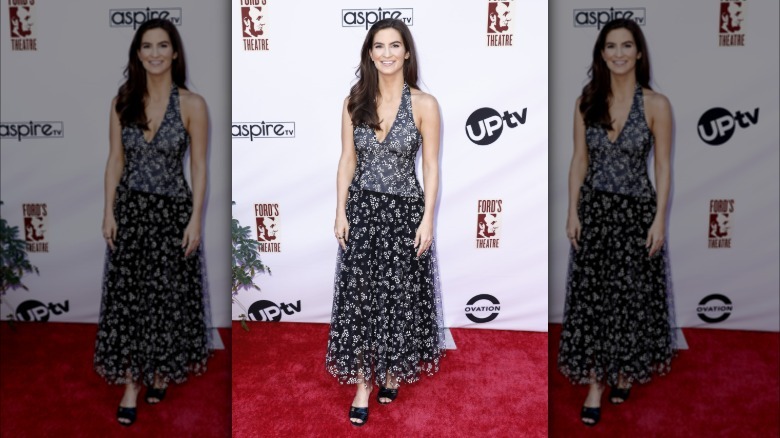 Kaitlan Collins sonríe para fotos en la Gala Presidencial 2024