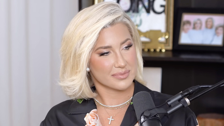 Savannah Chrisley entrevista a una invitada en su podcast