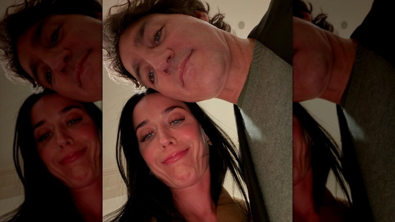 Katy Perry y Justin Trudeau tomándose una selfie