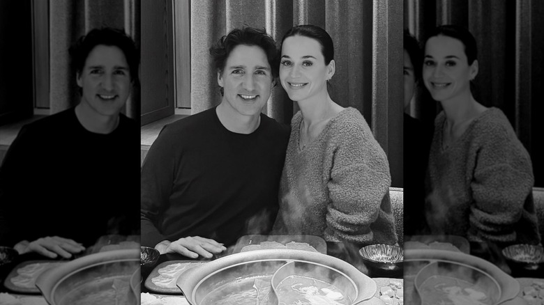 Katy Perry y Justin Trudeau posando para una foto en blanco y negro