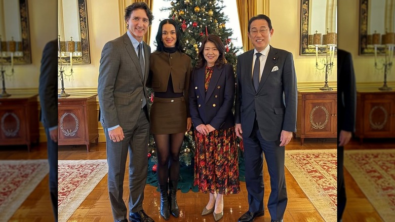 Katy Perry y Justin Trudeau posando con Fumio Kishida y su esposa