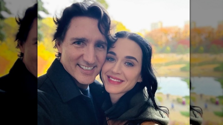 Katy Perry y Justin Trudeau tomándose una selfie al aire libre
