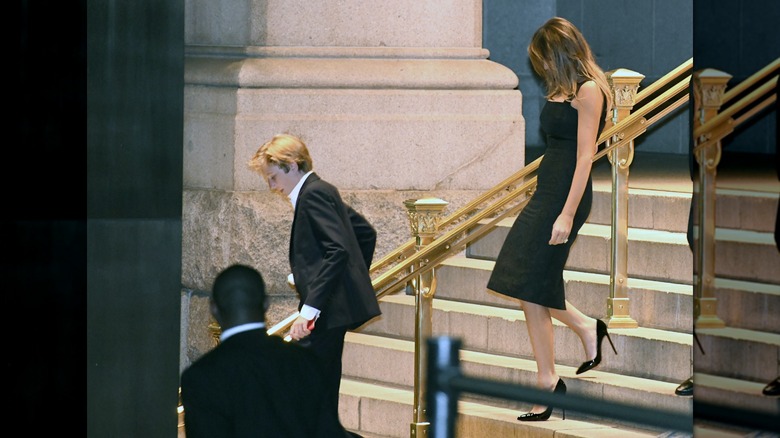 Melania Trump paseando con un ajustado vestido midi negro