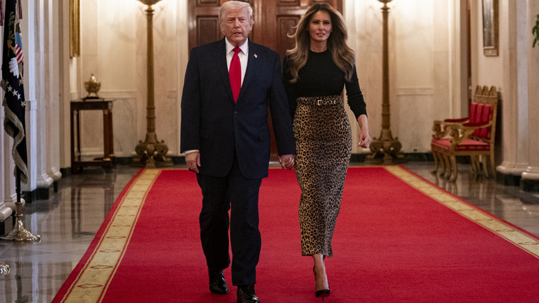 Melania Trump caminando con Donald Trump en la alfombra roja