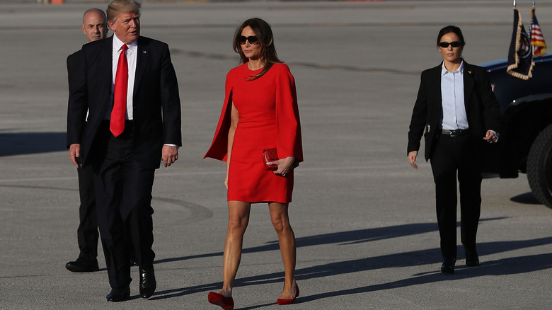 Melania Trump luce un minivestido rojo mientras camina con Donald Trump